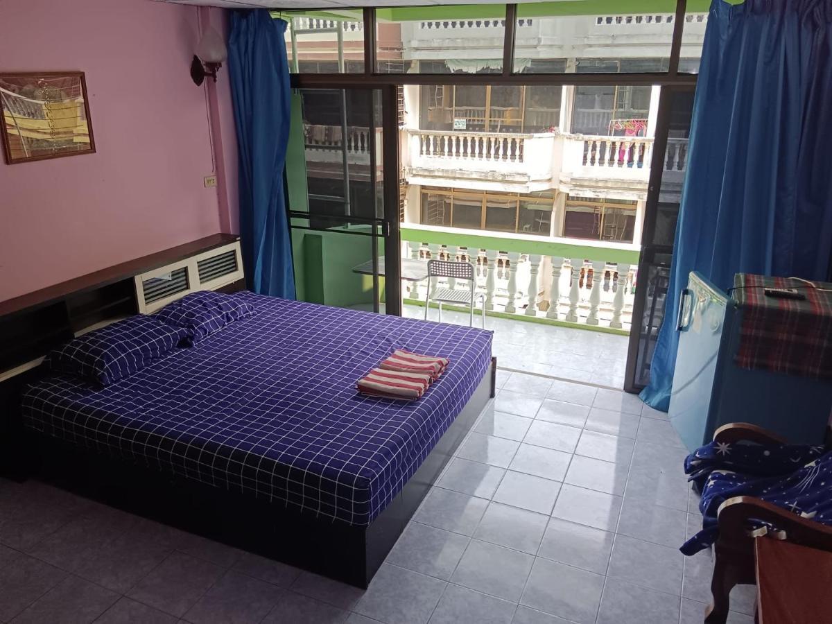 Yuri Guesthouse Pantai Jomtien Luaran gambar