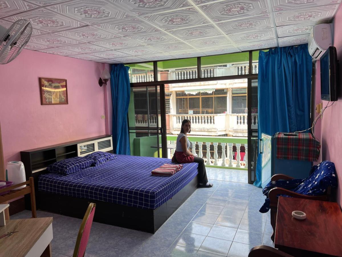 Yuri Guesthouse Pantai Jomtien Luaran gambar