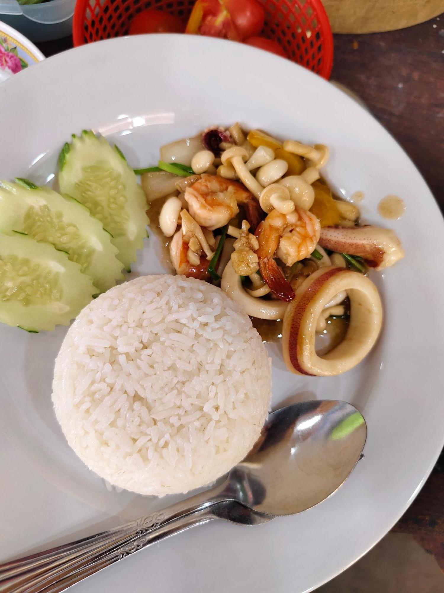 Yuri Guesthouse Pantai Jomtien Luaran gambar
